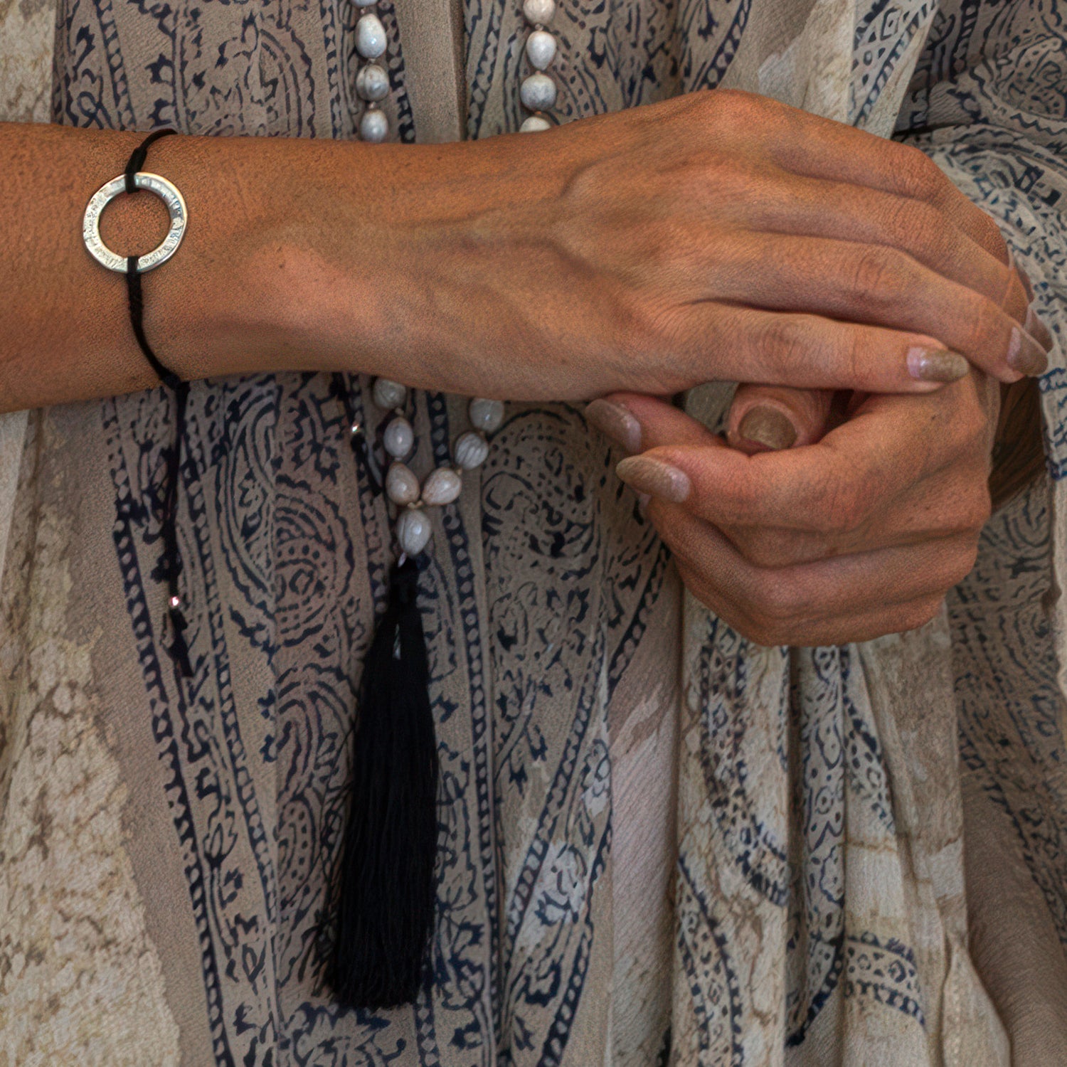 Die Yoga Lehrerin Steffi trägt zu ihrem silbernen Lakshmi-Mantra-Armband eine Mala von ETERNAL BLISS