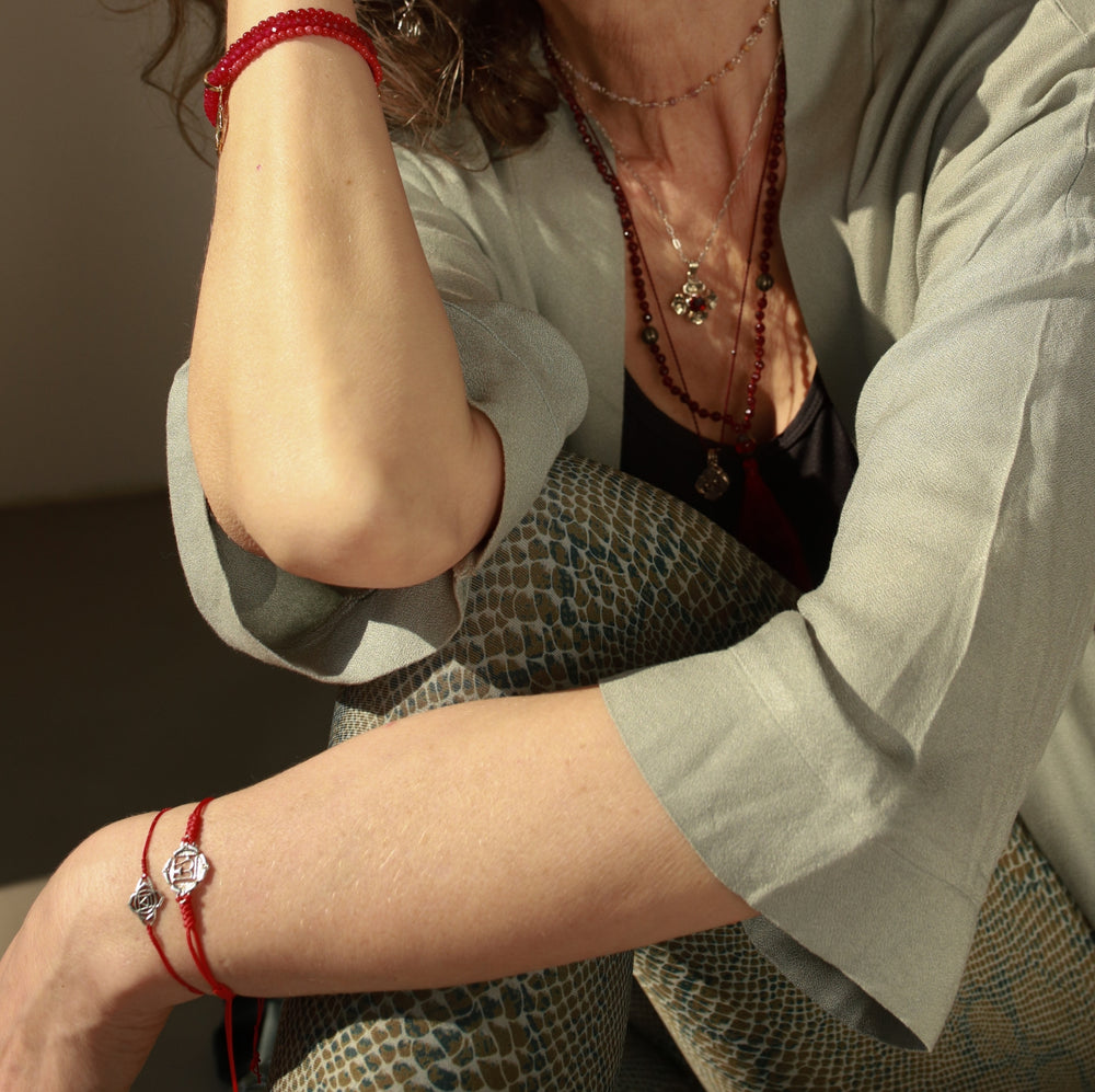 Elena Fröhlich aus Berlin trägt ein Wurzel Chakra Armband aus rotem Powercord und Chakrasymbol aus Sterling Silber von ETERNAL BLISS - Spiritueller Schmuck