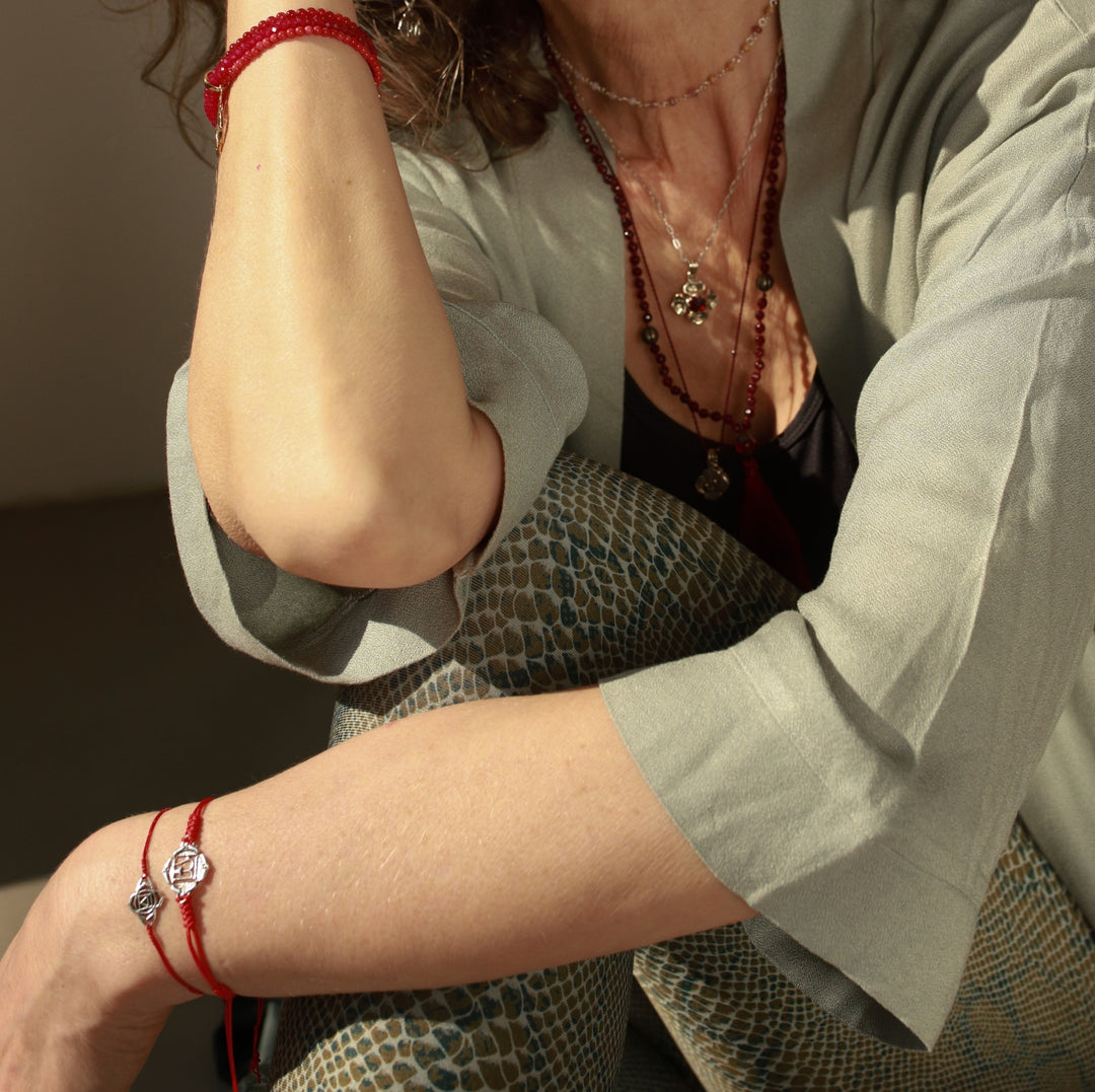 Elena Fröhlich aus Berlin trägt ein Wurzel Chakra Armband aus rotem Powercord und Chakrasymbol aus Sterling Silber von ETERNAL BLISS - Spiritueller Schmuck