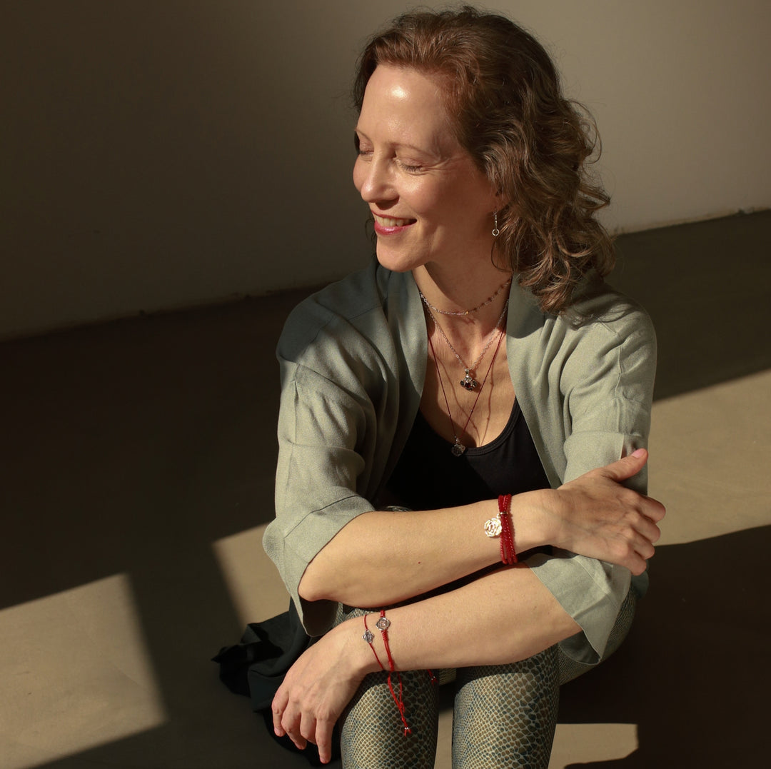 Elena Fröhlich kombiniert verschiedene  Wurzel Chakra Armbänder mit Edelsteinschmuck von ETERNAL BLISS - Spiritueller Schmuck