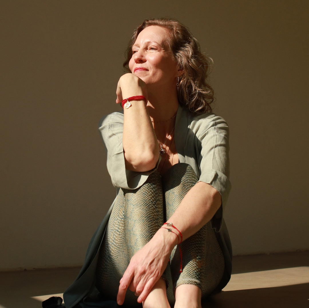 Elena Fröhlich aus Berlin trägt drei verschiedene Wurzel Chakra Armbänder  von ETERNAL BLISS - Spiritueller Schmuck