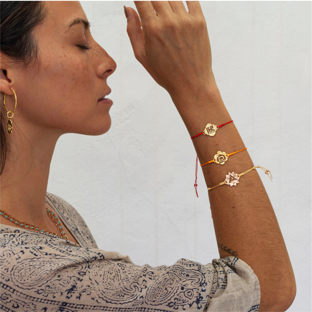 Die Yoga Lehrerin Steffi trägt ein hochwertig vergoldetes Sakral Chakra Armband von ETERNAL BLISS - Spiritueller Schmuck