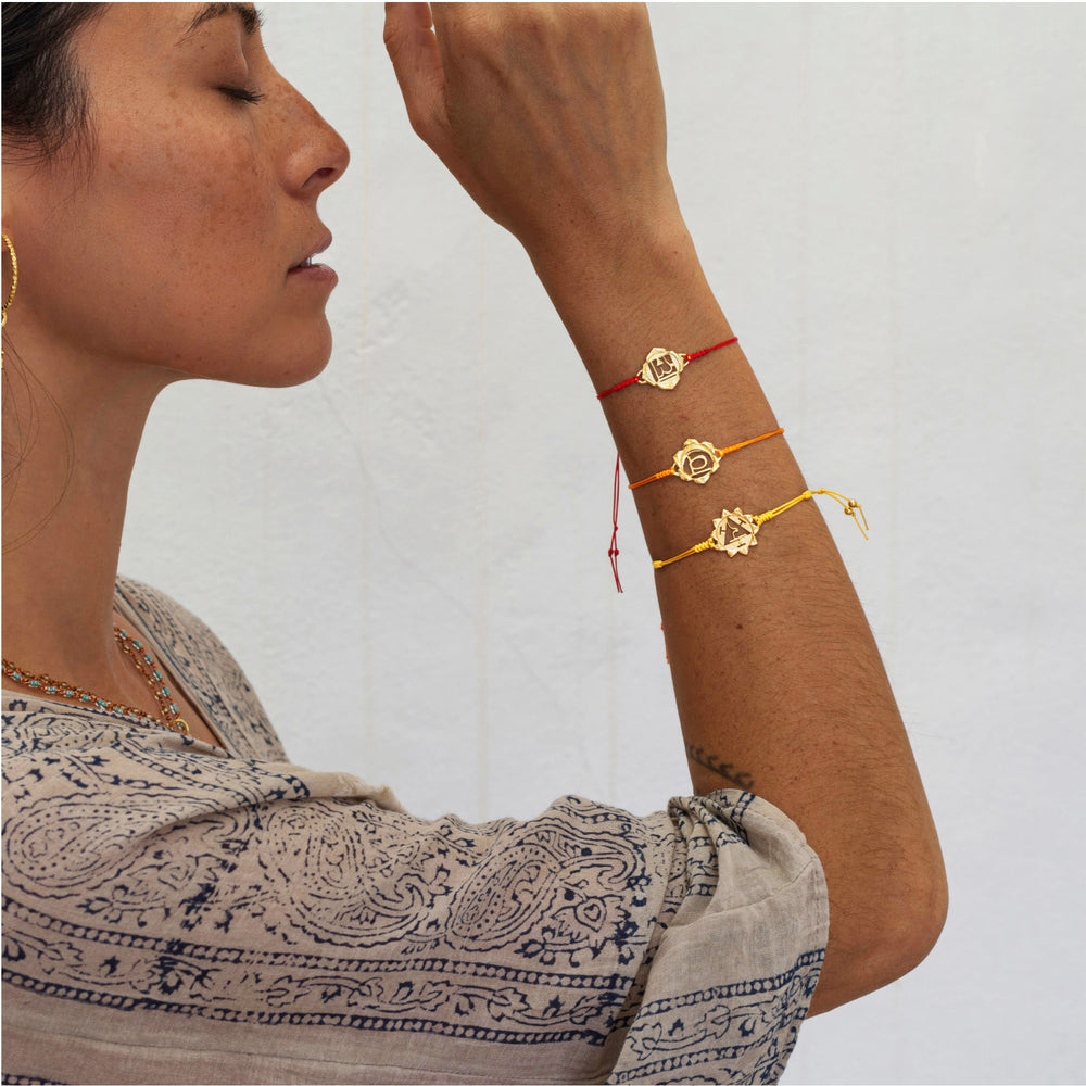 Die Yoga Lehrerin Steffi trägt ein hochwertig vergoldetes Solar Plexus Chakra Armband von ETERNAL BLISS - Spiritueller Schmuck