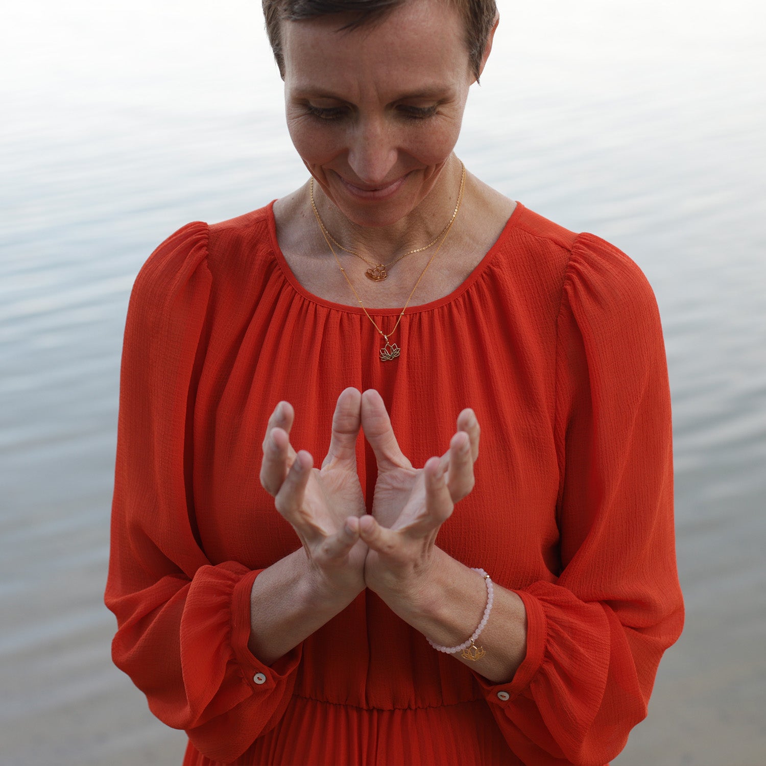 Anette Söhnlein, Yoga Lehrerin in Berlin, trägt ein Lotus Edelstein Armband aus Rosenquarz und hochwertig vergoldetem Sterling Silber