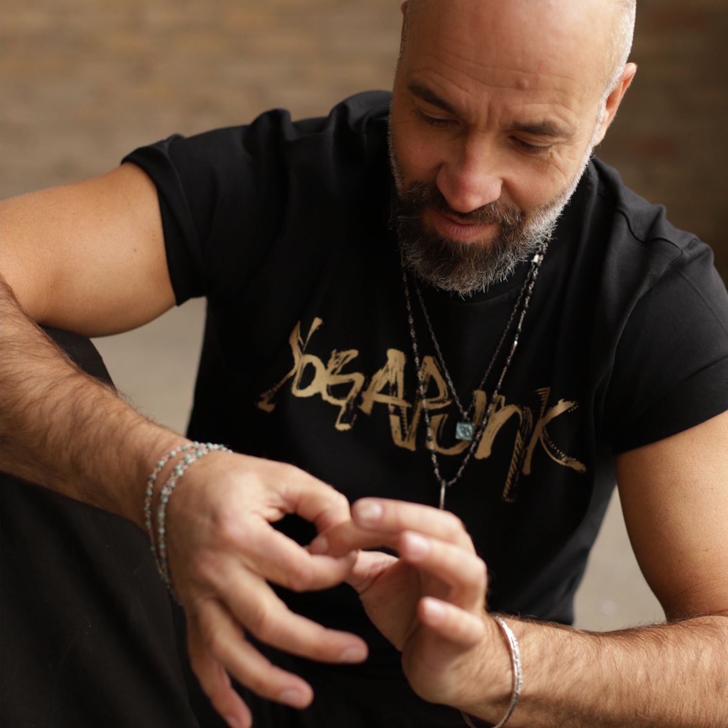 Der leipziger Yoga Lehrer Valentin, kombiniert den Tara Mantra Armreif aus geschwärztem Sterling Silber mit anderem spirituellem Schmuck von ETERNAL BLISS