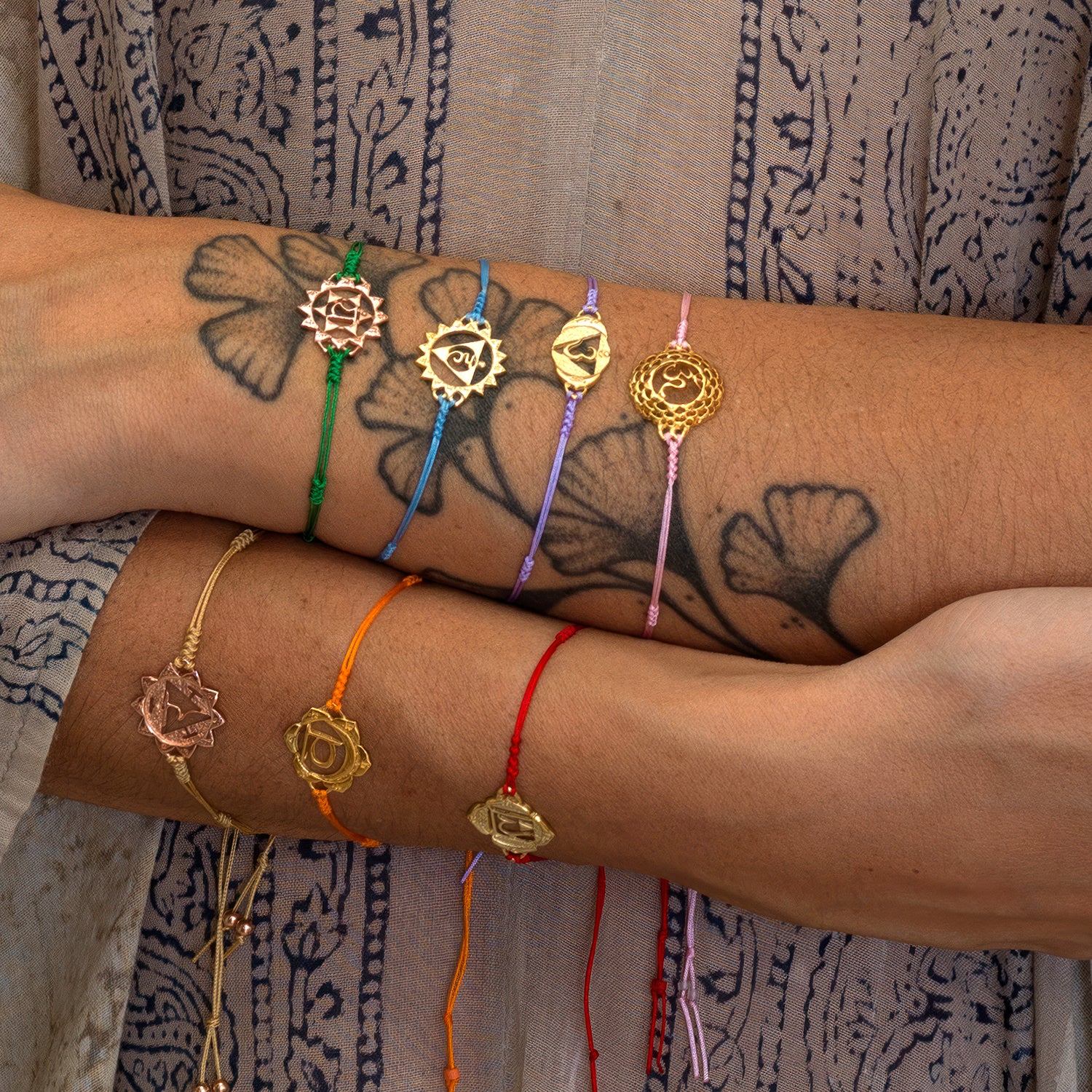Die Yogalehrerin Steffi kombiniert ein Vishuddha Chakra Armband vergoldet mit blauem Nylonband von ETERNAL BLISS - Spiritueller Schmuck mit anderen Armbändern