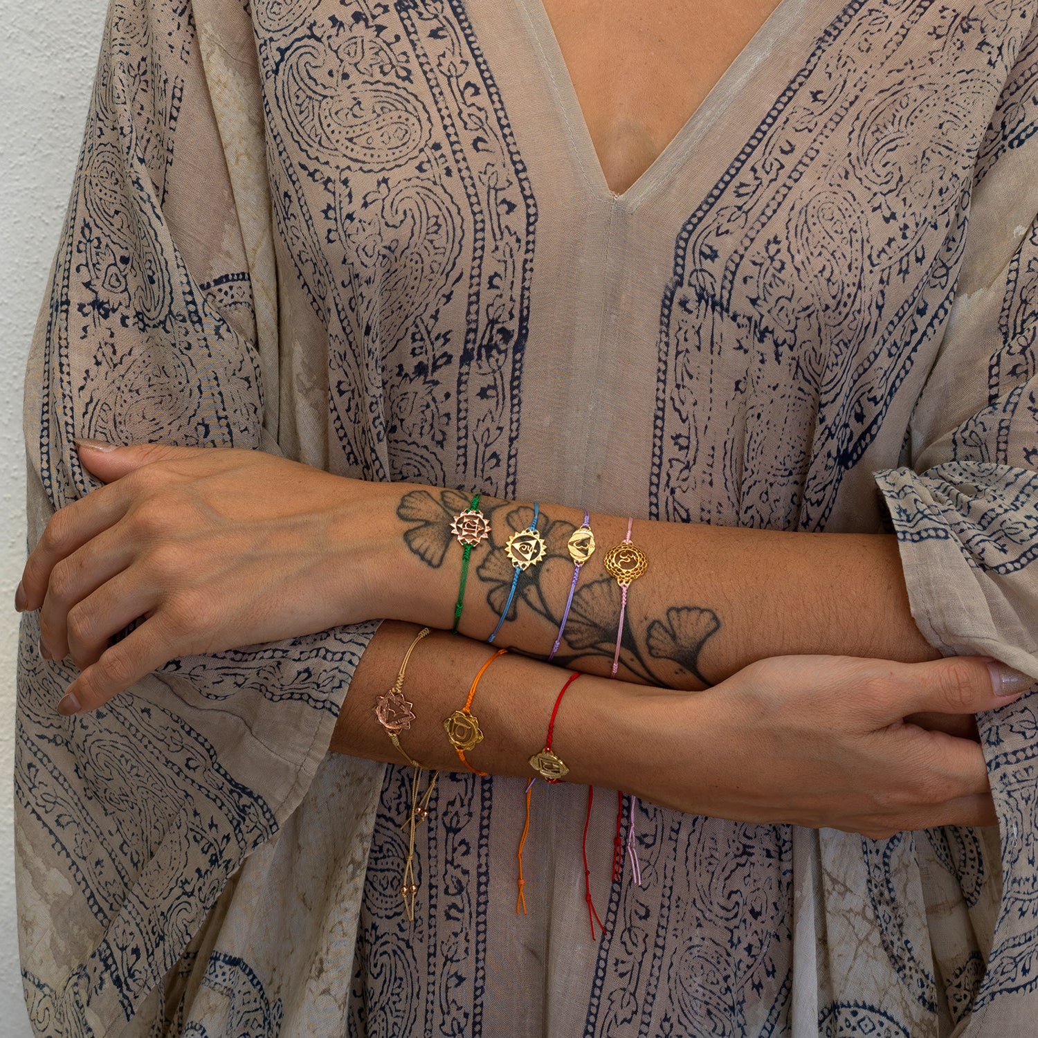Die Yogalehrerin Steffi trägt unter anderem ein Sahasrara Chakra Armband vergoldet mit blauem Nylonband von ETERNAL BLISS - Spiritueller Schmuck