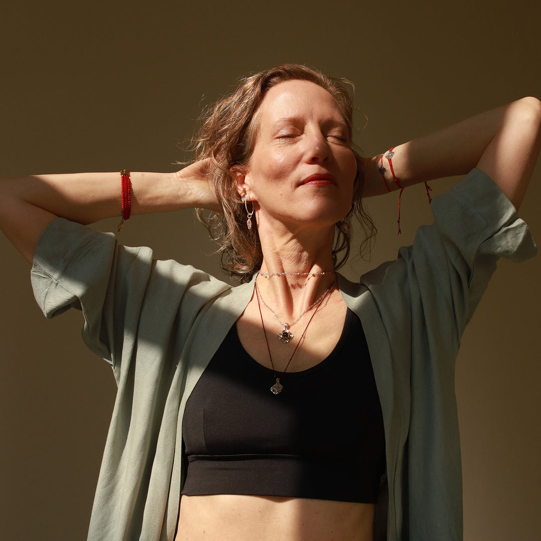 Elena Lustig, Yoga Lehrerin in Berlin, kombiniert die Wurzel Chakra Ohrstecker mini Silber von ETERNAL BLISS mit anderem Chakra Schmuck