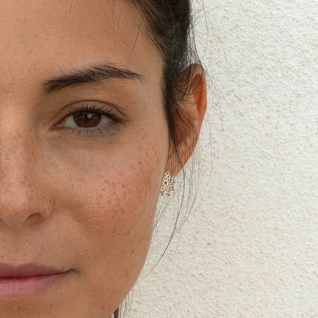 Die Yogalehrerin Steffi kombiniert Kronen Chakra Ohrstecker mini aus Sterling Silber mit spirituellem Schmuck von ETERNAL BLISS