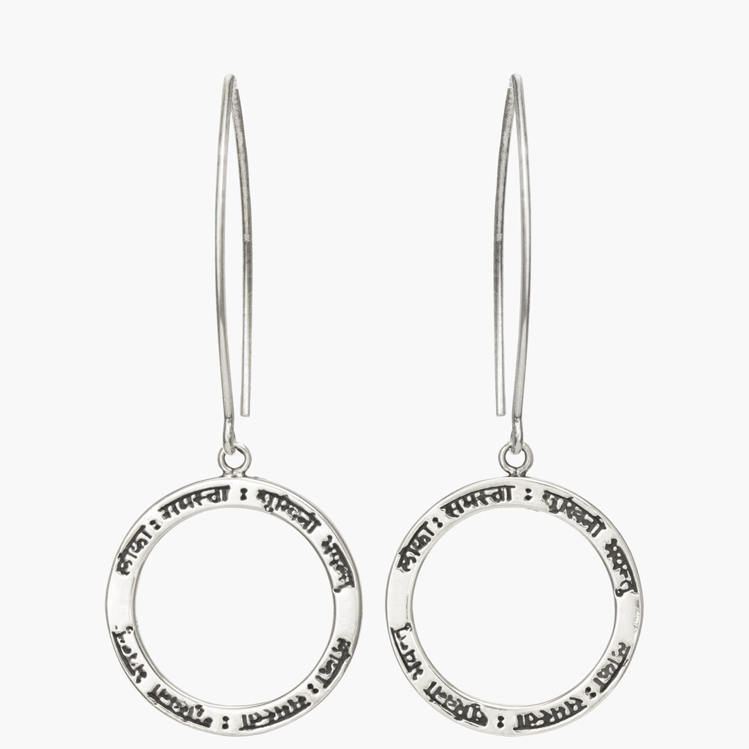 Lokah Samastah Mantra Ohrringe aus Sterling Silber mit langen Ohrhaken, Frontalansicht