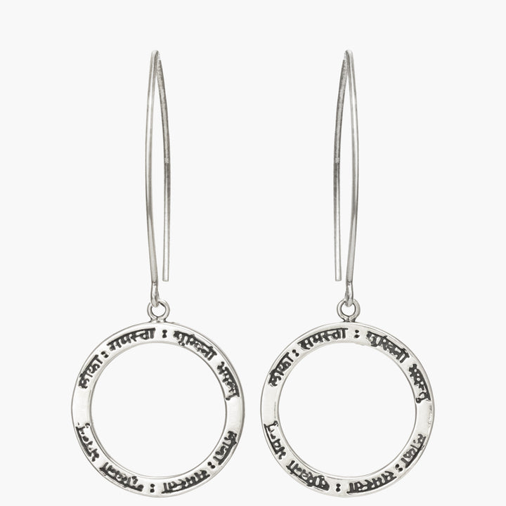 Lokah Samastah Mantra Ohrringe aus Sterling Silber mit langen Ohrhaken, Frontalansicht