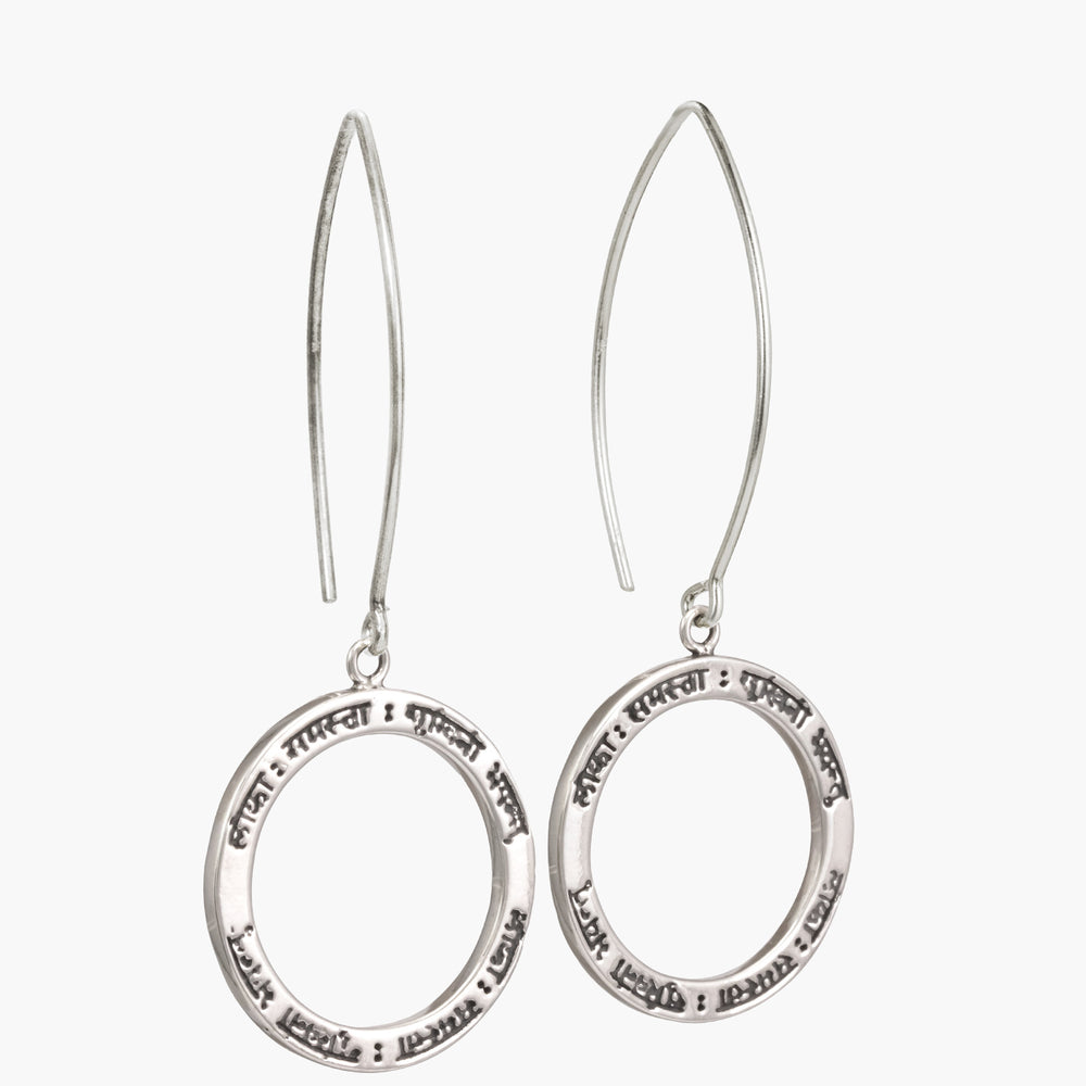 Lokah Samastah Mantra Ohrringe aus Sterling Silber mit oxidierten Schriftzeichen, Schrägansicht