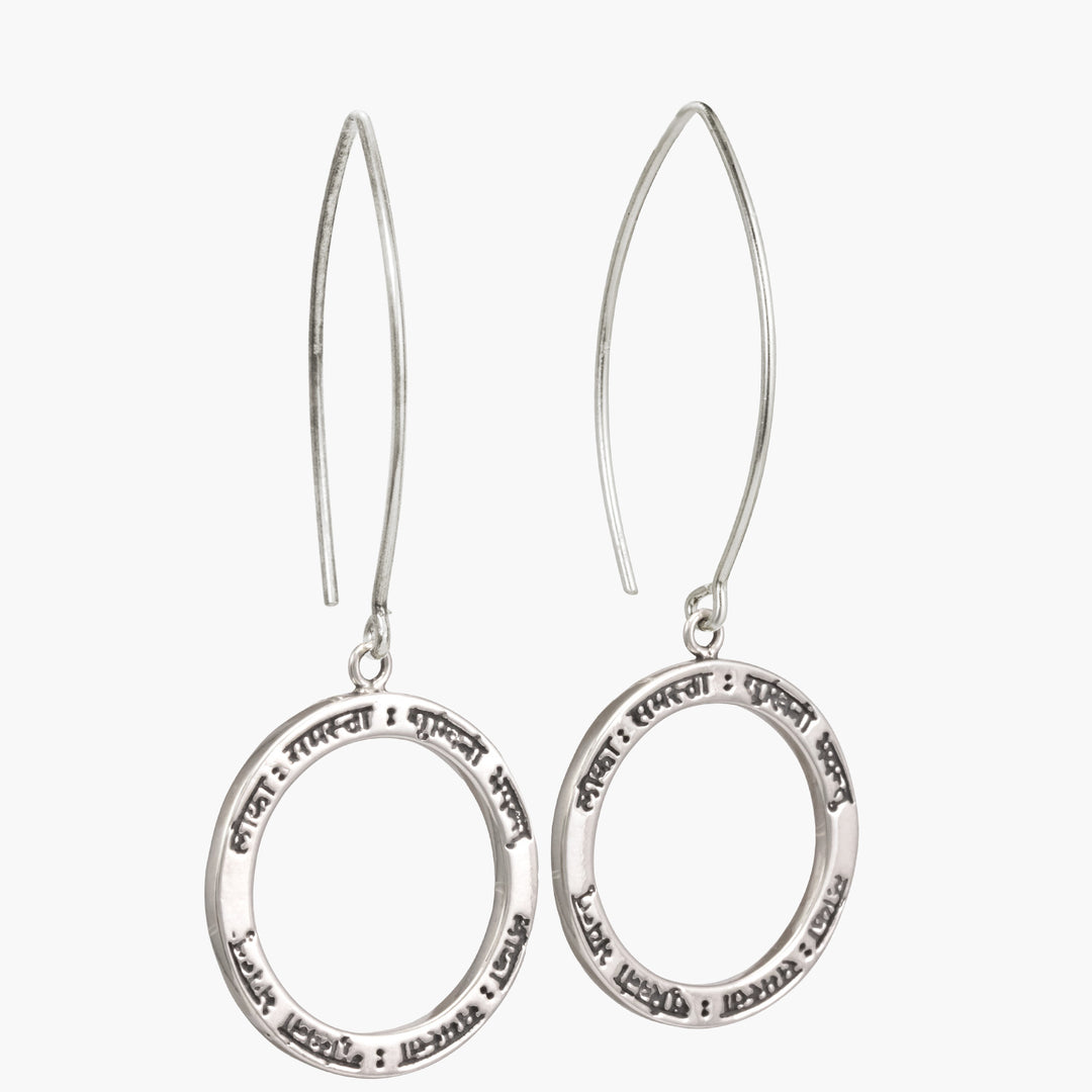 Lokah Samastah Mantra Ohrringe aus Sterling Silber mit oxidierten Schriftzeichen, Schrägansicht