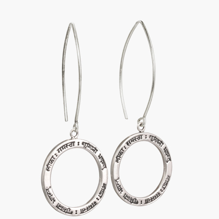 Lokah Samastah Mantra Ohrringe aus Sterling Silber mit oxidierten Schriftzeichen, Schrägansicht