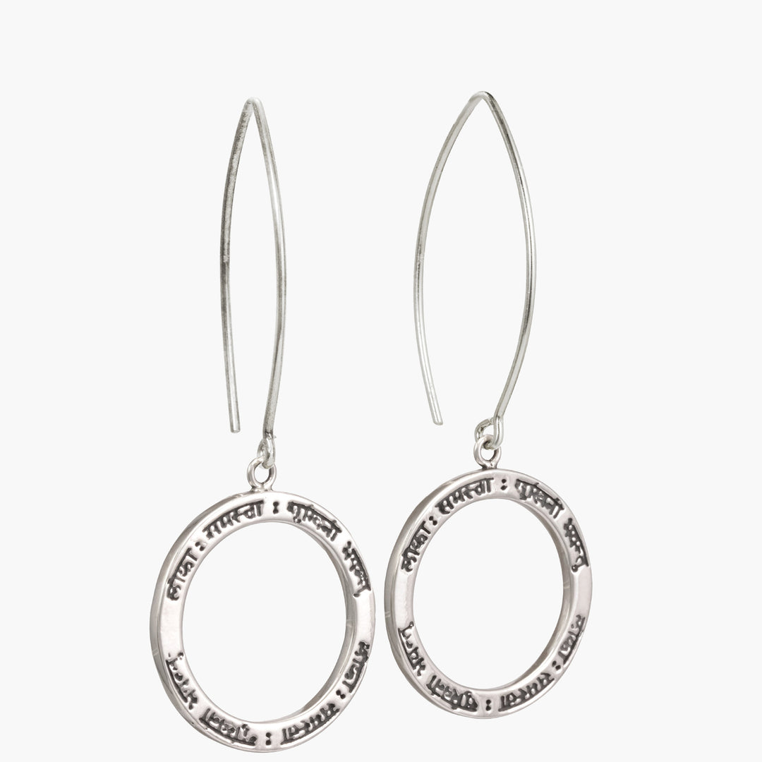 Lokah Samastah Mantra Ohrringe aus Sterling Silber mit oxidierten Schriftzeichen, Schrägansicht
