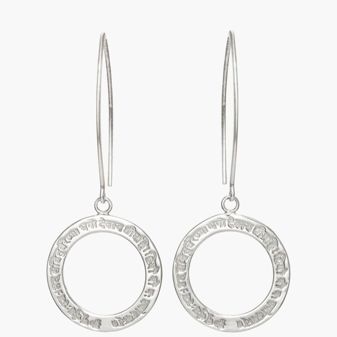 Gayatri Mantra Ohrringe aus Sterling Silber mit langen Ohrhaken, Frontalansicht