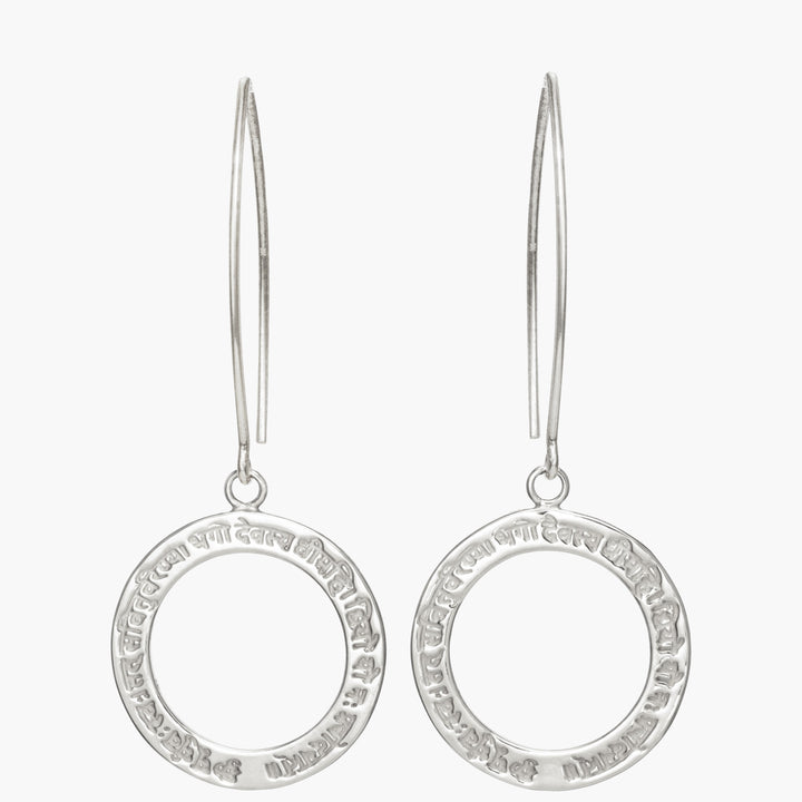 Gayatri Mantra Ohrringe aus Sterling Silber mit langen Ohrhaken, Frontalansicht