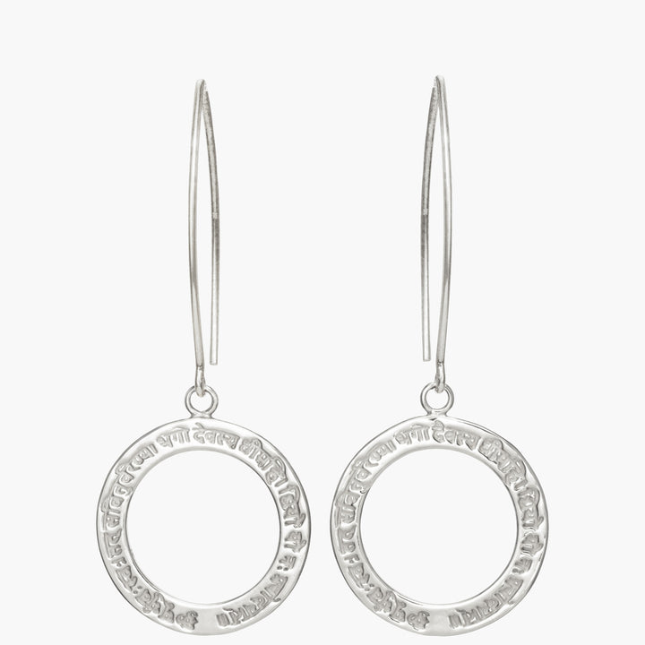 Gayatri Mantra Ohrringe aus Sterling Silber mit langen Ohrhaken, Frontalansicht