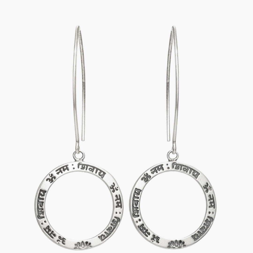 Shiva Mantra Ohrringe aus Sterling Silber mit langen Ohrhaken, Frontalansicht