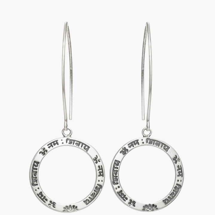 Shiva Mantra Ohrringe aus Sterling Silber mit langen Ohrhaken, Frontalansicht