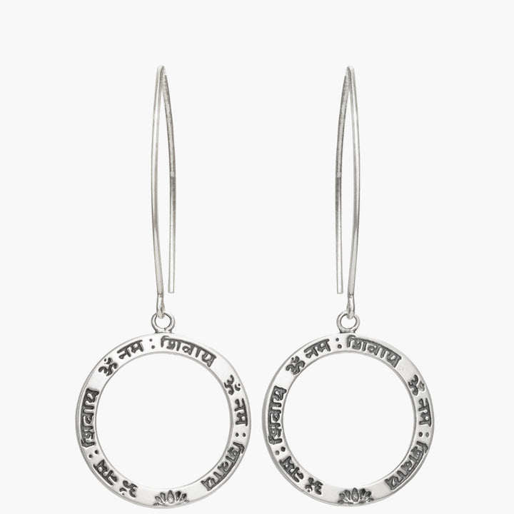 Shiva Mantra Ohrringe aus Sterling Silber mit langen Ohrhaken, Frontalansicht