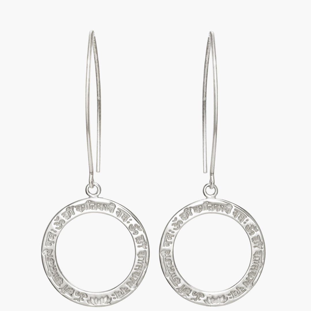 Lakshmi Mantra Ohrringe aus Sterling Silber mit langen Ohrhaken, Frontalansicht