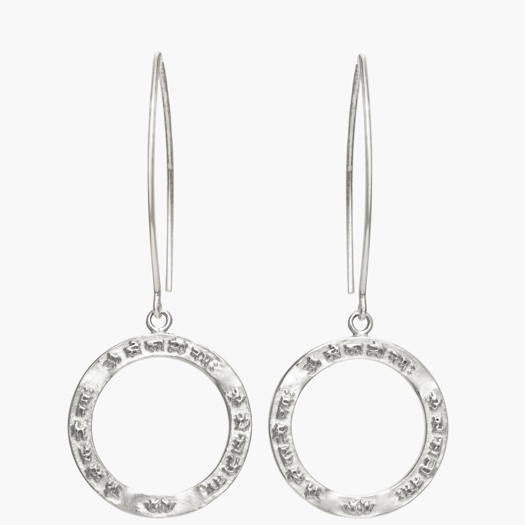 Kali Mantra Ohrringe aus Sterling Silber mit langen Ohrhaken, Frontalansicht