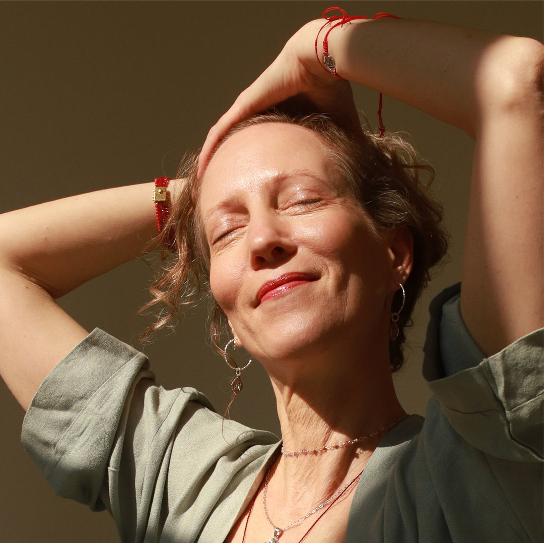 Elena Lustig aus Berlin kombiniert silberne Wurzel Chakra Kreolen mit Balibeads von ETERNAL BLISS mit Wurzel Chakra Ohrsteckern