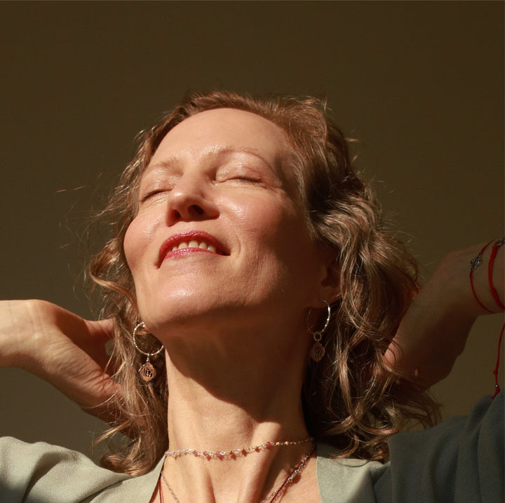 Elena Lustig trägt silberne Wurzel Chakra Kreolen mit Balibeads von ETERNAL BLISS