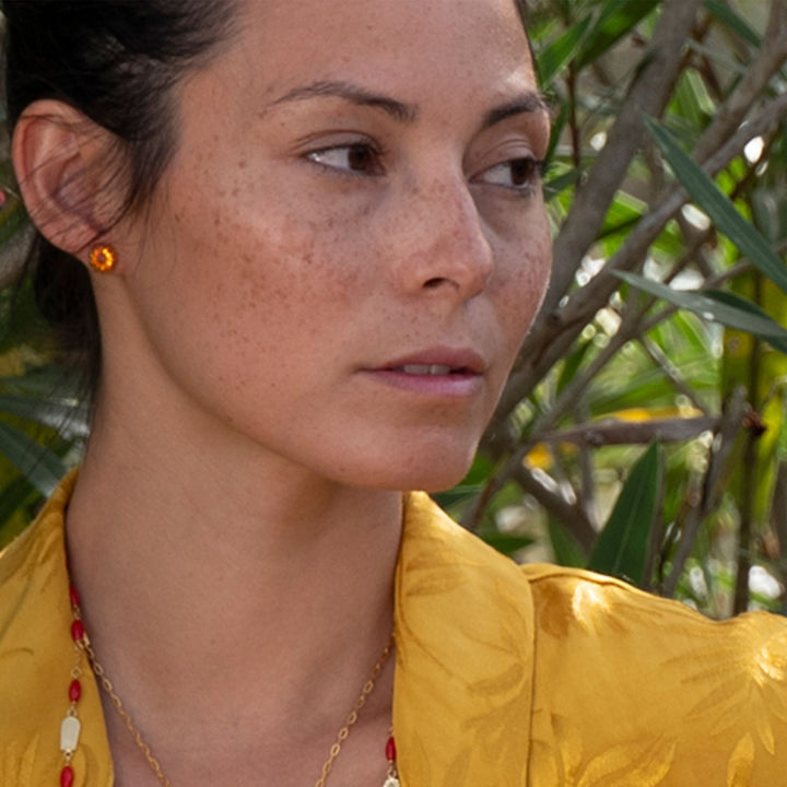 Steffi, Yoga Teacher auf Bali, trägt Sakral Chakra Ohrstecker mit einem Madeira Citrin Edelstein in hochwertig vergoldetem Sterling Silber von ETERNAL BLISS