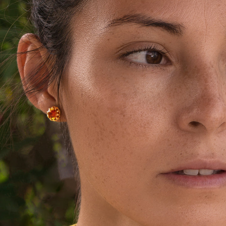 Detailaufnahme von Steffis Sakral Chakra Ohrstecker mit Madeira Citrin Edelstein in hochwertig vergoldetem Sterling Silber von ETERNAL BLISS