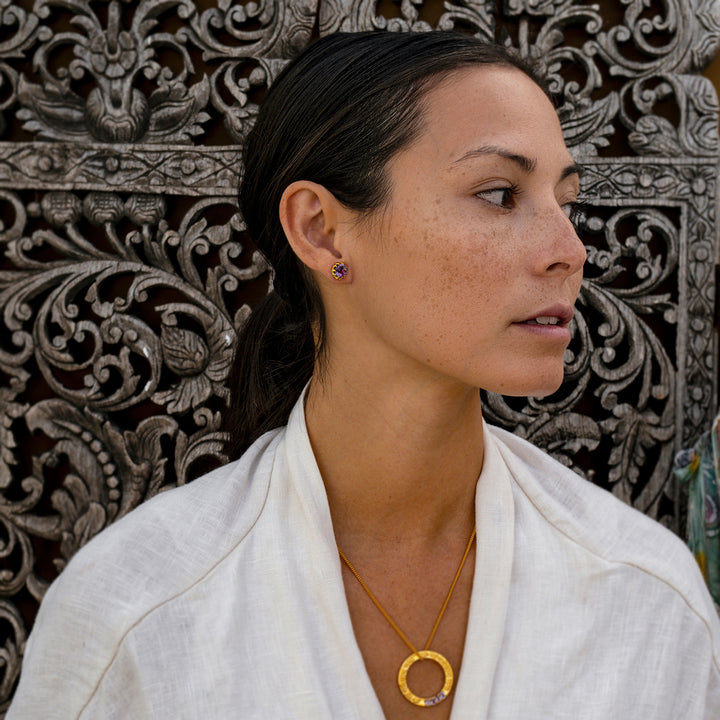 Die Yoga Lehrerin Steffi kombiniert hochwertig vergoldete Amethyst Ohrstecker aus Sterling Silber  mit einer Ganesha Mantra Kette mit Amethysten von ETERNAL BLISS - Spiritueller Schmuck