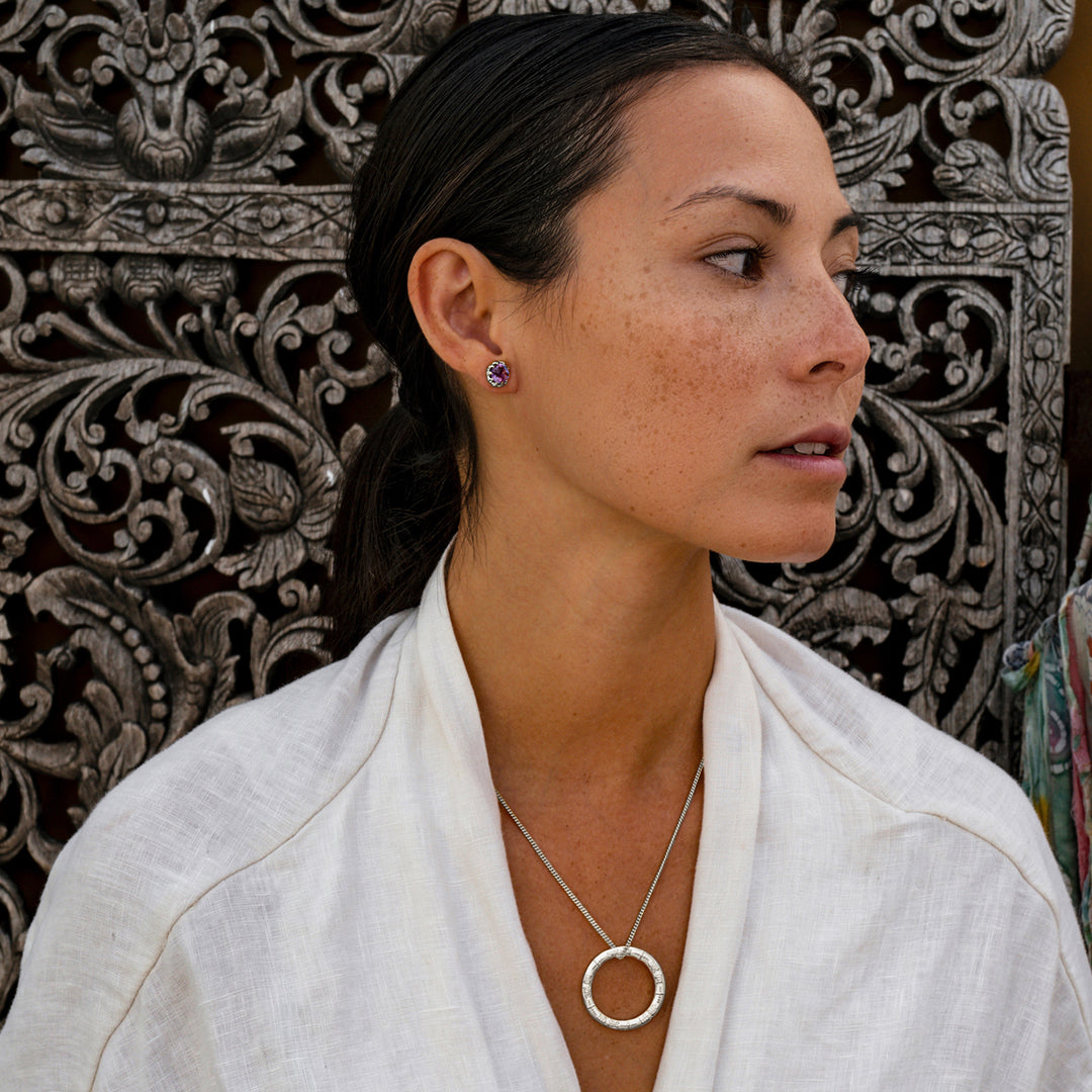 Die Yoga Lehrerin Steffi kombiniert hochwertige Amethyst Ohrstecker aus Sterling Silber  mit einer Aham Prema Mantra Kette von ETERNAL BLISS - Spiritueller Schmuck