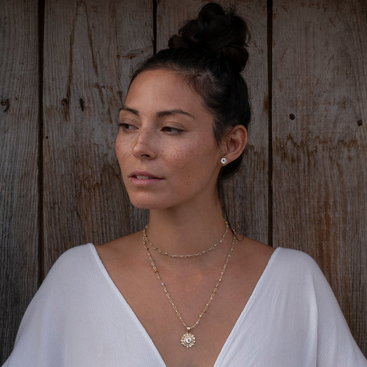 Die Yoga Lehrerin Steffi kombiniert hochwertige Bergkristall  Ohrstecker aus Sterling Silber mit Kronen Chakra Schmuck von ETERNAL BLISS - Spiritueller Schmuck