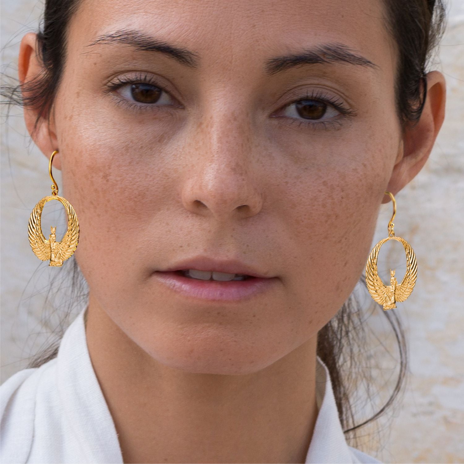 Detailansicht von Yoga Teacher Steffi trägt vergoldete Göttin-Isis-Ohrringe mit Bergkristall von ETERNAL BLISS - Ägyptischer Schmuck