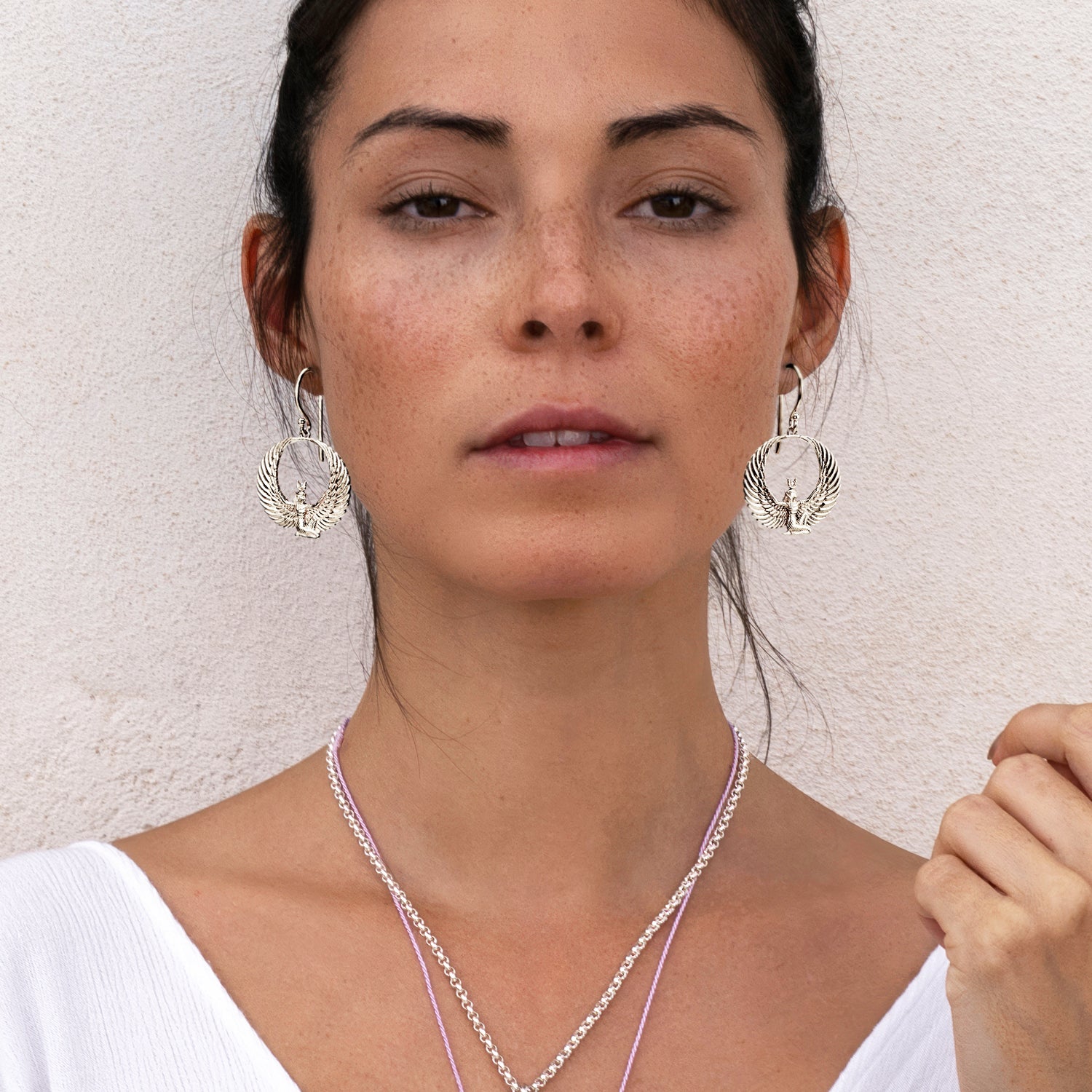 Yoga Teacher Steffi kombiniert silberne Göttin-Isis-Ohrringe mit Bergkristall mit ägyptischem Schmuck von ETERNAL BLISS