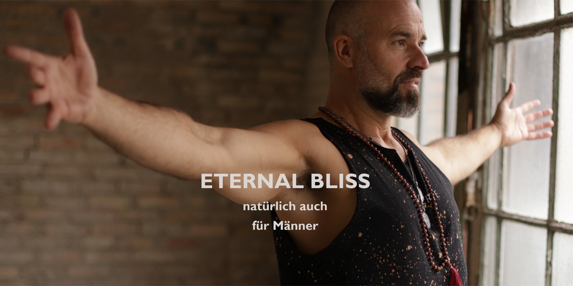 Spirituelle Männer Schmuck Kollektion: Der Yoga Lehrer Valentin trägt ausgesuchte männliche Schmuckstücke  | Thema Meditation