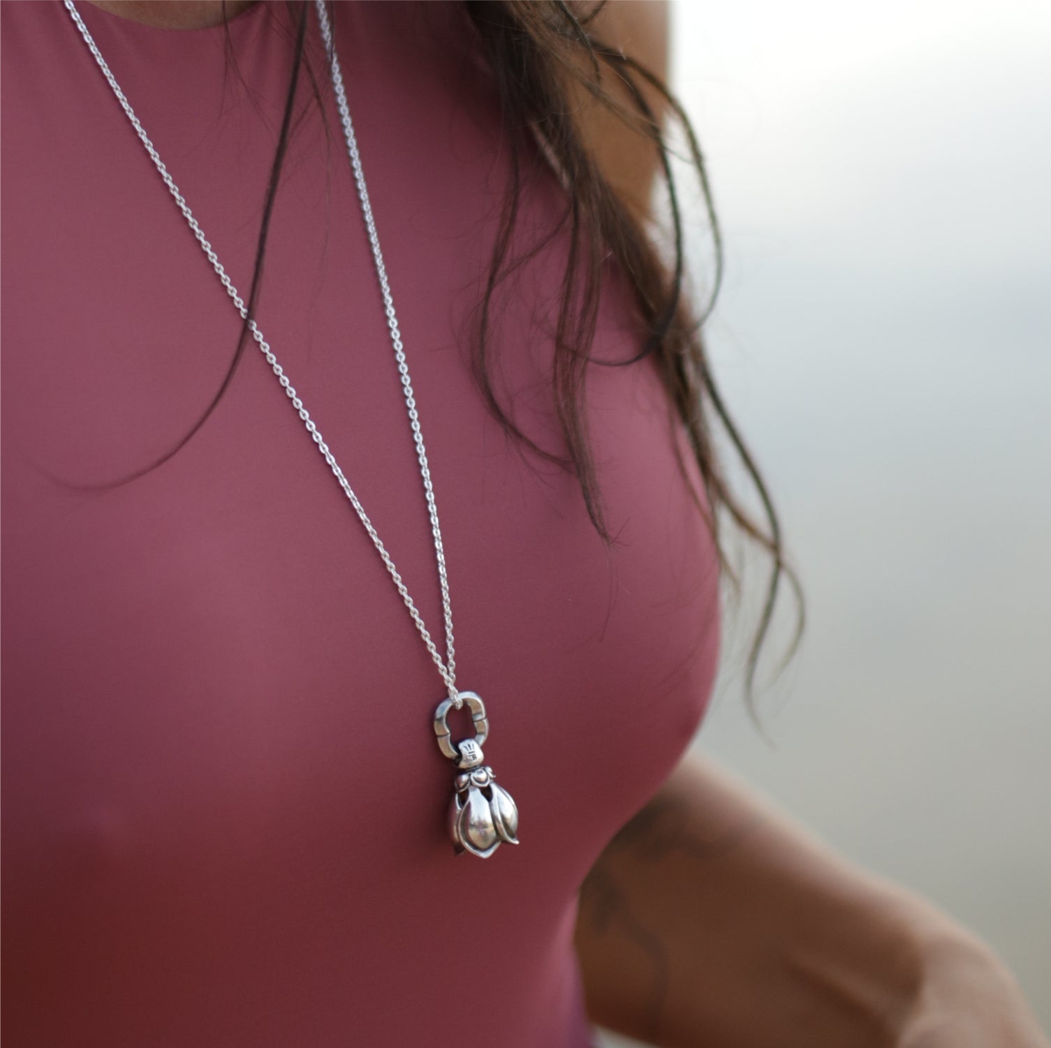 Detailansicht von: Gianna Winter, Yoga-Lehrerin in Bangkok, trägt ein silbernes Lotus-Glöckchen-Anhänger mit Kette von ETERNAL BLISS - Spiritueller Schmuck