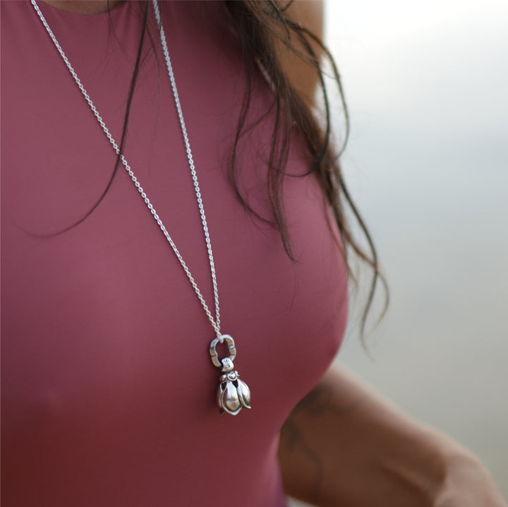 Detailansicht von: Gianna Winter, Yoga-Lehrerin in Bangkok, trägt ein silbernes Lotus-Glöckchen-Anhänger mit Kette von ETERNAL BLISS - Spiritueller Schmuck