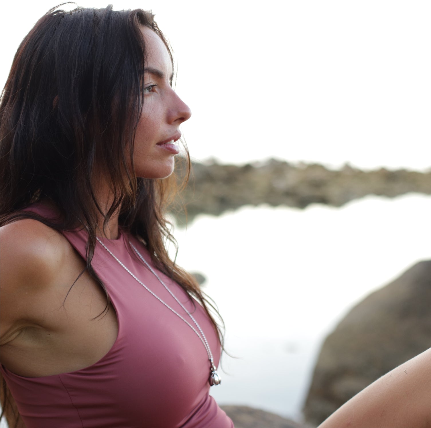 Gianna Winter, Yoga-Lehrerin in Bangkok, trägt ein silbernes Lotus-Glöckchen-Anhänger mit Kette von ETERNAL BLISS - Spiritueller Schmuck