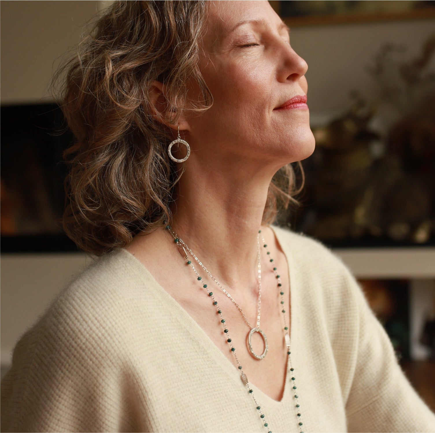 Die Yogalehrerin Elena kombiniert ein Krishna Mantra Anhänger aus Sterling Silber mit Mantra Ohrringen von ETERNAL BLISS