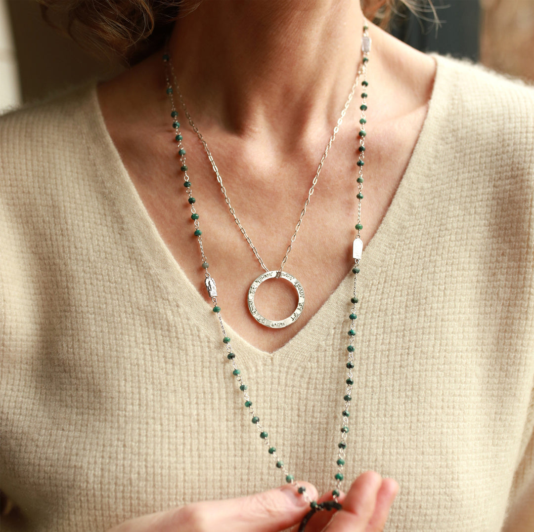 Die Yogalehrerin Elena kombiniert ein Krishna Mantra Anhänger aus Sterling Silber mit einer Jadekette