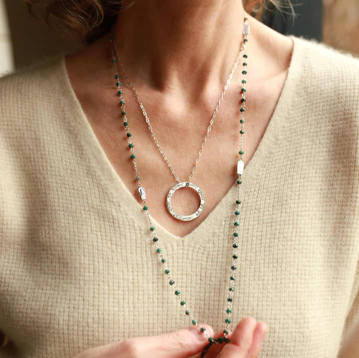 Die Yogalehrerin Elena kombiniert ein Krishna Mantra Anhänger aus Sterling Silber mit einer Jadekette