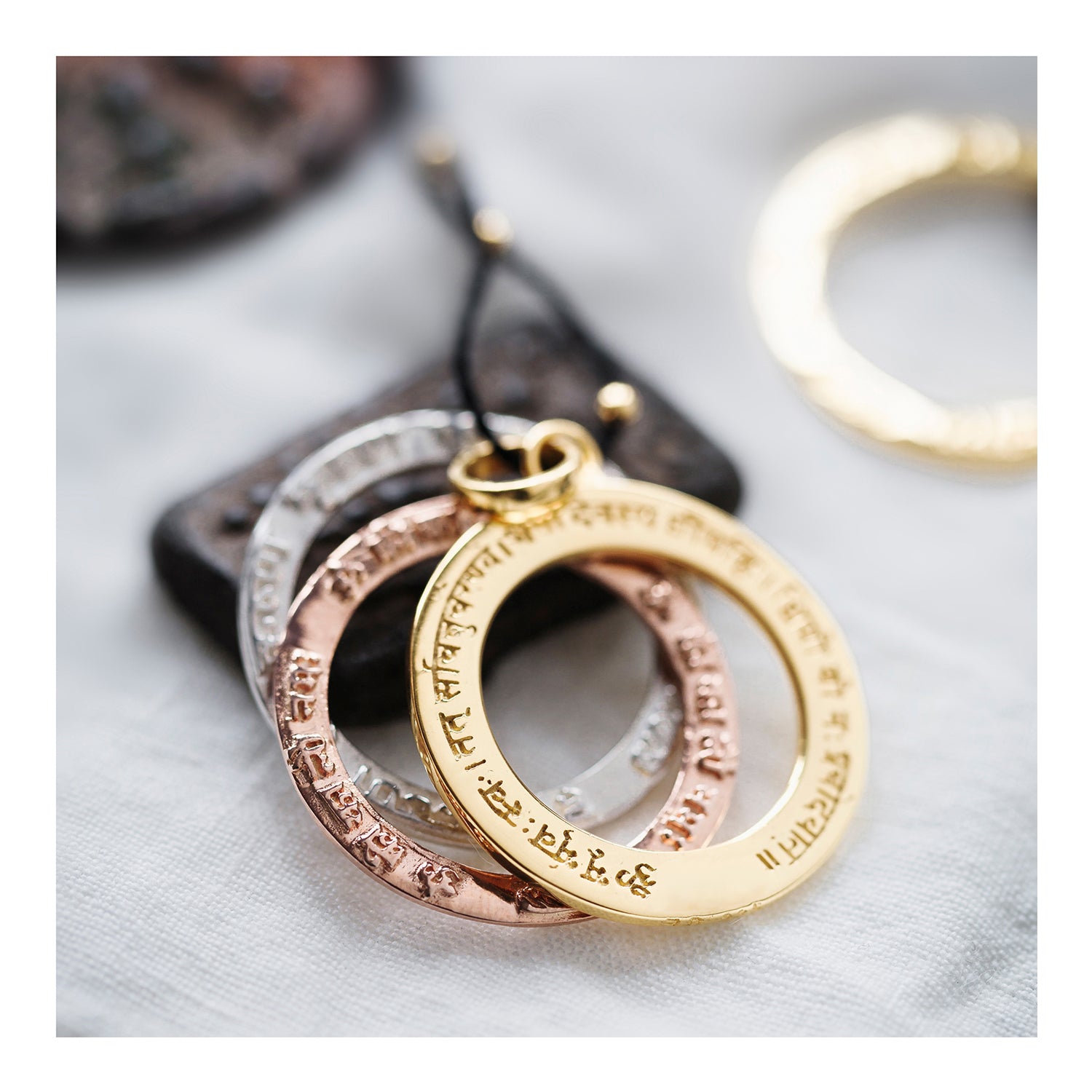 Spiritueller Schmuck: Drei Mantra Anhänger in verschiedenen Edelmetallen