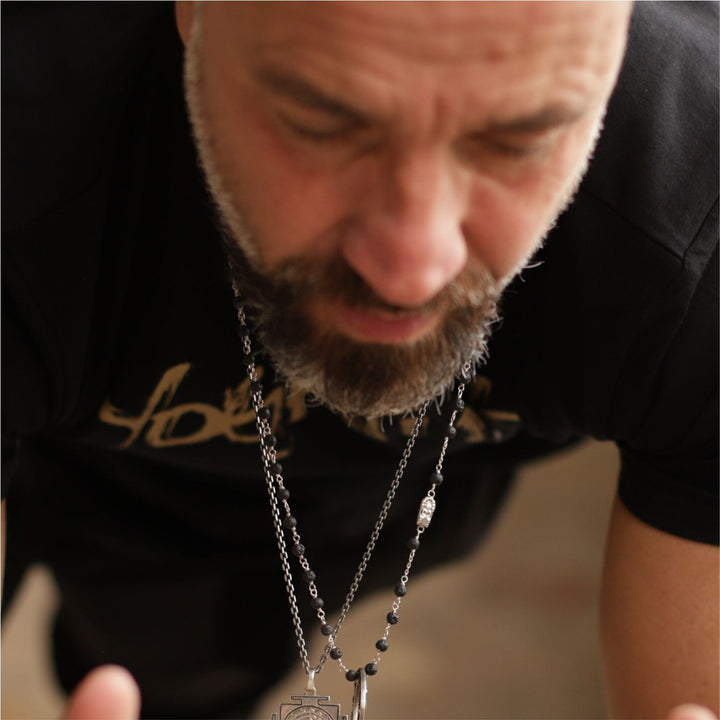 Valentin trägt eine Halskette aus Sterling Silber mit Lavaperlen und Buddha Amuletten von Eternal Bliss