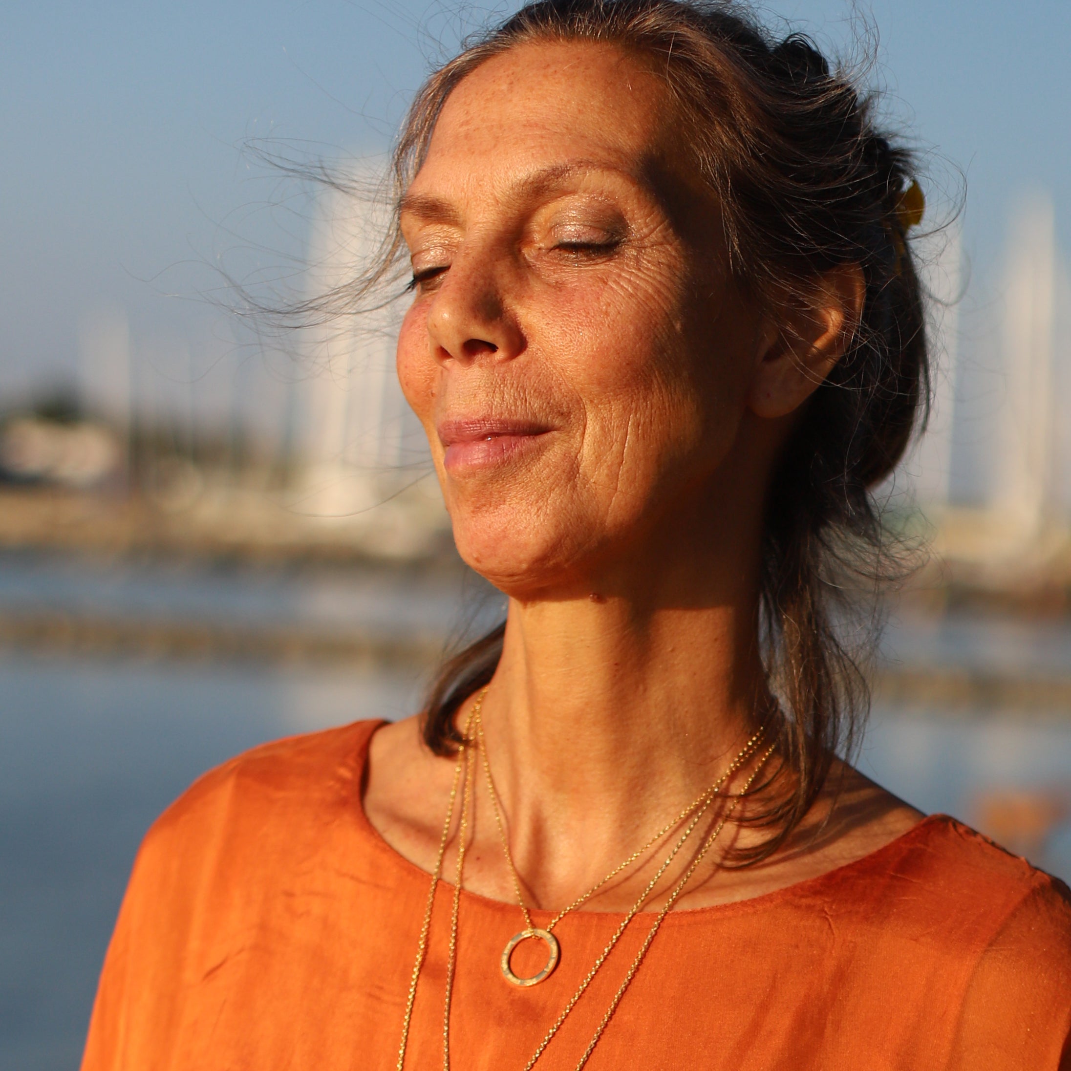 Cora trägt einen Lokah Samastah Mantra Anhänger vergoldet von ETERNAL BLISS - Spiritueller Schmuck