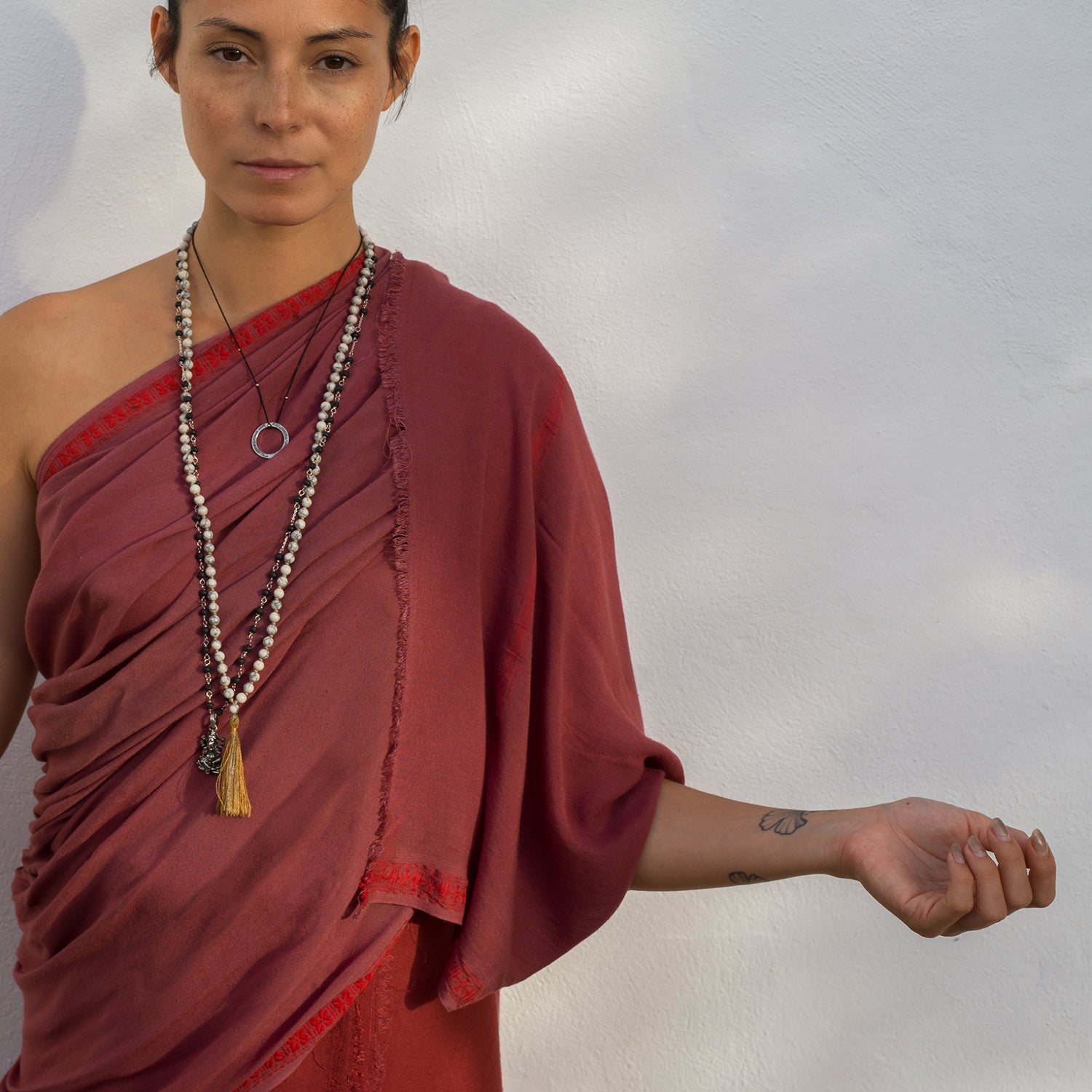 Yoga Teacher Steffi kombiniert einen Lokah-Samastah-Mantra-Anhänger von Eternal Bliss mit Edelsteinketten