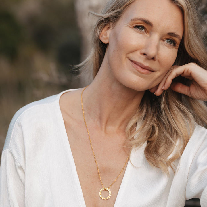 Die Yoga-Lehrerin Annika Isterling trägt einen Gayatri-Mantra-Anhänger-mini aus hochwertig vergoldetem Sterling Silber von ETERNAL BLISS bei ihrer täglichen Praxis