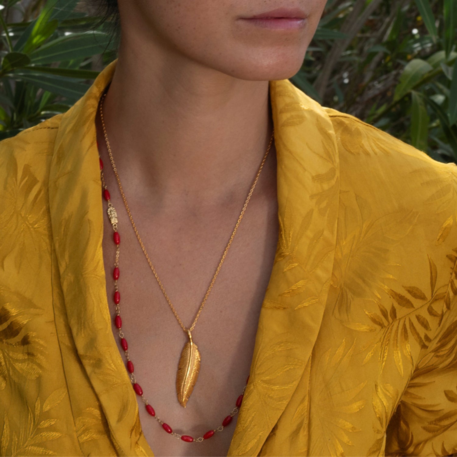 Steffi trägt Feder Anhänger vergoldet von ETERNAL BLISS - Spiritueller Schmuck