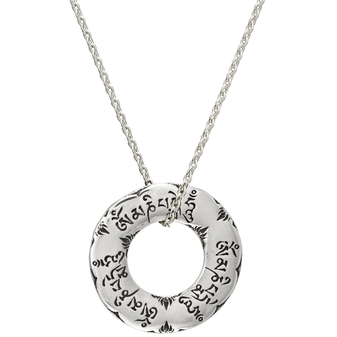 Om-Mani-Padme-Hum-Anhänger aus Sterling Silver mit geschwärzten tibetischen Schriftzeichen von ETERNAL BLISS